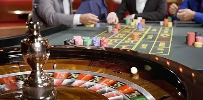 Người dùng đặt cược bóng đá trên điện thoại tại ok8386 Việt Nam